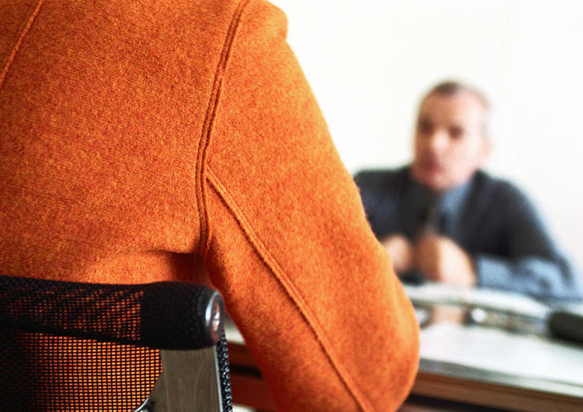 西方人,背部,两个人,同事,商务人士,商务男性,商务女性,坐,打电话,横图,室内,白天,正面,衬衫,成功,合作,团队,集体,信心,桌子,电话,手机,椅子,欧洲,欧洲人,握,套装,朦胧,模糊,材料,档案,文件,办公桌,墙,领带,拿,拿着,通讯设备,队伍,墙壁,墙面,资料,靠,靠着,橙色,握着,领导,象征,庄重,成就,文档,商务装,身份,合伙,领袖,工薪阶层,正式,地位,交流,男人,男性,年轻女性,女人,女性,中年男性,白种人,白领,上班族,沟通,通话,坐着,半身,彩图,衬衣