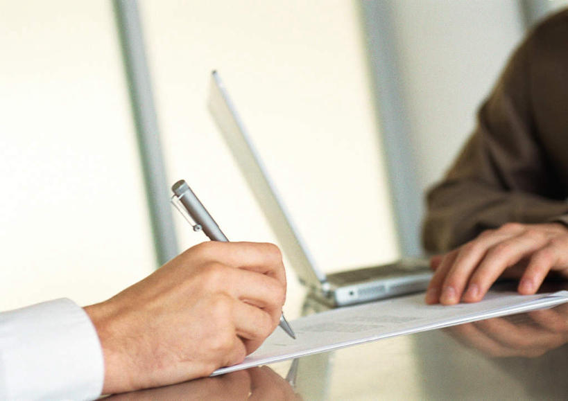 西方人,手,两个人,同事,商务人士,商务男性,坐,说,横图,室内,特写,白天,侧面,衬衫,讨论,成功,合作,团队,集体,信心,电脑,笔记本电脑,窗户,桌子,椅子,欧洲,欧洲人,握,阴影,套装,反射,网络,笔,材料,档案,文件,影子,办公桌,墙,办公用品,拿,拿着,注视,通讯设备,队伍,玻璃窗,墙壁,墙面,文具,学习用品,资料,看,手部,握着,观看,文具用品,无线,领导,成就,关注,文档,通信设备,商务装,无线网络,合伙,领袖,无线上网,便携式电脑,工薪阶层,交流,手提电脑,男人,男性,年轻男性,白种人,白领,上班族,沟通,讲话,交谈,商讨,说话,谈话,坐着,半身,彩图,衬衣