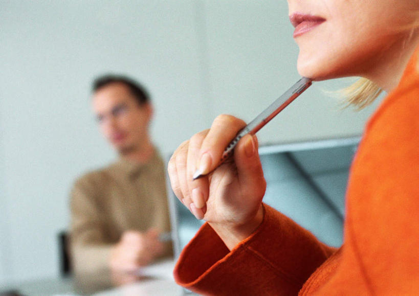 西方人,两个人,同事,商务人士,商务男性,商务女性,坐,横图,室内,白天,正面,衬衫,成功,合作,团队,集体,信心,电脑,笔记本电脑,桌子,椅子,欧洲,欧洲人,撑,握,套装,网络,笔,材料,档案,文件,办公桌,墙,办公用品,拿,拿着,托腮,注视,通讯设备,队伍,墙壁,墙面,文具,学习用品,资料,看,托,握着,观看,文具用品,无线,领导,成就,关注,托下巴,文档,通信设备,商务装,无线网络,合伙,领袖,无线上网,便携式电脑,工薪阶层,手提电脑,男人,男性,年轻男性,年轻女性,女人,女性,白种人,白领,上班族,坐着,半身,彩图,衬衣