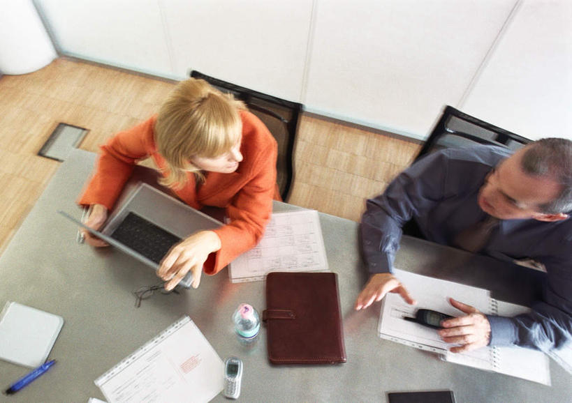 西方人,两个人,同事,商务人士,商务男性,商务女性,坐,说,打电话,横图,俯视,室内,白天,衬衫,讨论,成功,合作,团队,集体,信心,电脑,笔记本电脑,地板,桌子,电话,手机,椅子,欧洲,欧洲人,握,套装,网络,笔,办公桌,墙,办公用品,记事本,地面,拿,拿着,注视,通讯设备,队伍,木地板,墙壁,墙面,文具,本子,笔记本,学习用品,看,握着,观看,文具用品,无线,领导,成就,关注,通信设备,商务装,无线网络,合伙,领袖,无线上网,便携式电脑,工薪阶层,交流,手提电脑,男人,男性,年轻女性,女人,女性,中年男性,白种人,白领,上班族,沟通,讲话,交谈,商讨,说话,谈话,通话,坐着,半身,彩图,高角度拍摄,衬衣