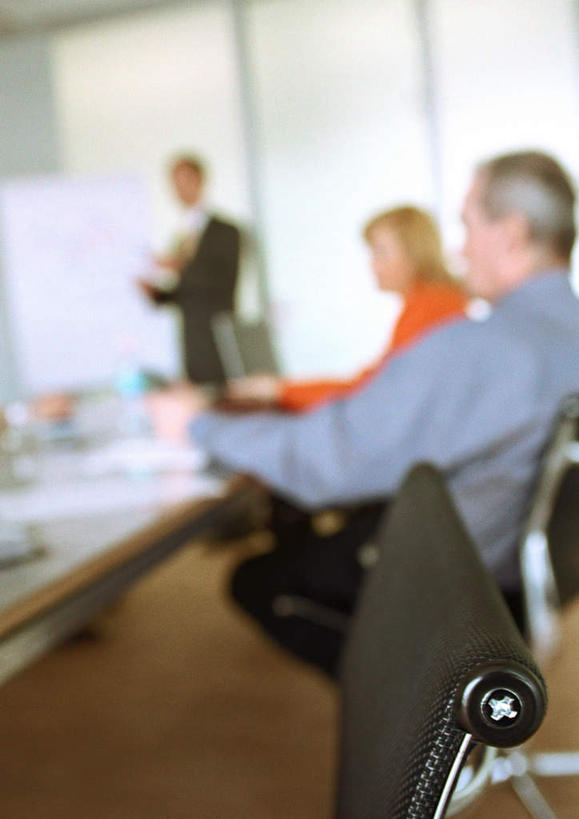 西方人,三个人,同事,商务人士,商务男性,商务女性,站,坐,竖图,室内,白天,侧面,衬衫,成功,合作,团队,集体,信心,窗户,地板,桌子,椅子,欧洲,欧洲人,套装,朦胧,模糊,办公桌,墙,地面,注视,队伍,木地板,玻璃窗,墙壁,墙面,看,站着,观看,领导,成就,关注,商务装,合伙,领袖,工薪阶层,男人,男性,年轻男性,年轻女性,女人,女性,中年男性,白种人,白领,上班族,站立,坐着,半身,彩图,衬衣