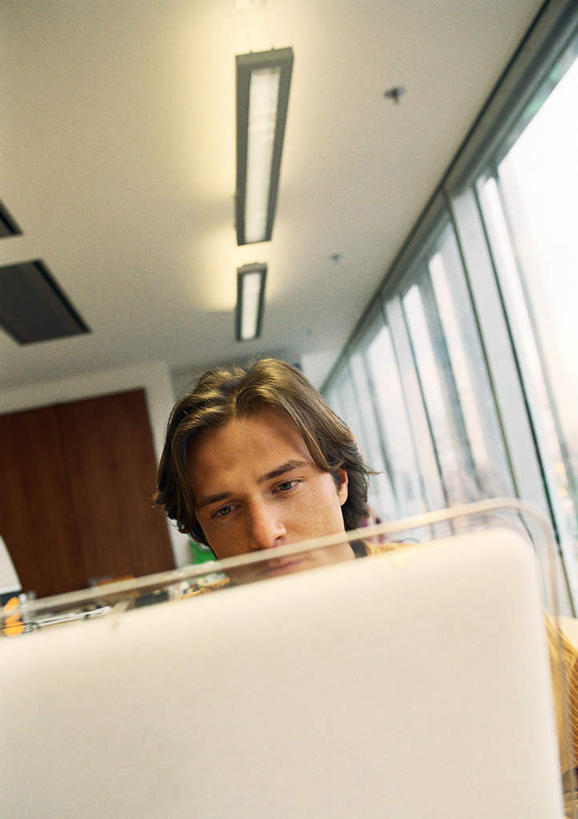 西方人,一个人,商务人士,商务男性,坐,竖图,室内,白天,正面,衬衫,电脑,笔记本电脑,窗户,窗帘,天花板,桌子,欧洲,欧洲人,仅一个男性,仅一个人,套装,网络,注视,通讯设备,玻璃窗,仅一个年轻男性,看,观看,无线,关注,通信设备,商务装,无线网络,无线上网,便携式电脑,工薪阶层,手提电脑,男人,男性,年轻男性,白种人,白领,上班族,坐着,半身,彩图,衬衣