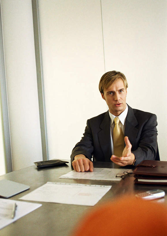 西方人,一个人,商务人士,商务男性,坐,举,说,打电话,竖图,室内,白天,正面,衬衫,讨论,桌子,电话,手机,欧洲,欧洲人,仅一个男性,仅一个人,套装,笔,材料,档案,文件,办公桌,墙,办公用品,记事本,领带,注视,通讯设备,墙壁,墙面,文具,仅一个年轻男性,本子,笔记本,学习用品,资料,看,托,观看,文具用品,象征,庄重,关注,文档,商务装,身份,工薪阶层,正式,地位,交流,男人,男性,年轻男性,白种人,白领,上班族,沟通,讲话,交谈,举着,商讨,说话,谈话,通话,向上举,向上伸,向上托,坐着,半身,彩图,衬衣