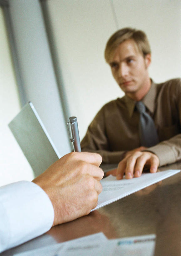 西方人,两个人,同事,商务人士,商务男性,坐,竖图,室内,白天,正面,衬衫,成功,合作,团队,集体,信心,电脑,笔记本电脑,桌子,欧洲,欧洲人,握,写,套装,网络,笔,办公桌,墙,办公用品,拿,拿着,注视,通讯设备,队伍,墙壁,墙面,文具,学习用品,看,搭,握着,观看,文具用品,无线,领导,成就,搭着,关注,通信设备,商务装,无线网络,合伙,领袖,无线上网,便携式电脑,工薪阶层,手提电脑,男人,男性,年轻男性,白种人,白领,上班族,坐着,半身,彩图,衬衣