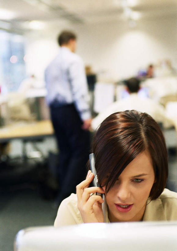 西方人,背部,三个人,同事,商务人士,商务男性,商务女性,站,坐,举,说,打电话,竖图,室内,白天,正面,衬衫,讨论,成功,合作,团队,集体,信心,电脑,笔记本电脑,窗户,天花板,电话,手机,照明,欧洲,欧洲人,握,套装,网络,灯光,拿,拿着,注视,通讯设备,队伍,顶灯,玻璃窗,灯,灯具,看,托,站着,握着,观看,照亮,无线,领导,照明设备,成就,关注,通信设备,商务装,无线网络,合伙,领袖,无线上网,便携式电脑,工薪阶层,交流,手提电脑,男人,男性,年轻男性,年轻女性,女人,女性,白种人,白领,上班族,沟通,讲话,交谈,举着,商讨,说话,谈话,通话,向上举,向上伸,向上托,站立,坐着,半身,彩图,衬衣