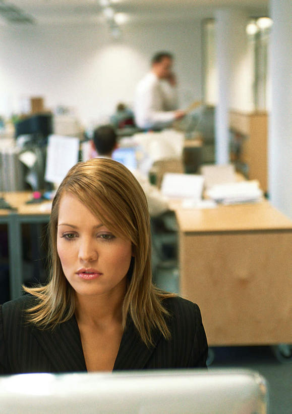 西方人,两个人,同事,商务人士,商务男性,商务女性,站,坐,竖图,室内,白天,正面,衬衫,成功,合作,团队,集体,信心,电脑,笔记本电脑,天花板,桌子,欧洲,欧洲人,握,套装,朦胧,模糊,网络,办公桌,拿,拿着,注视,通讯设备,队伍,观察,看,站着,握着,观看,察看,无线,领导,成就,关注,通信设备,商务装,无线网络,合伙,领袖,无线上网,便携式电脑,工薪阶层,手提电脑,男人,男性,年轻男性,年轻女性,女人,女性,白种人,白领,上班族,站立,坐着,半身,彩图,衬衣