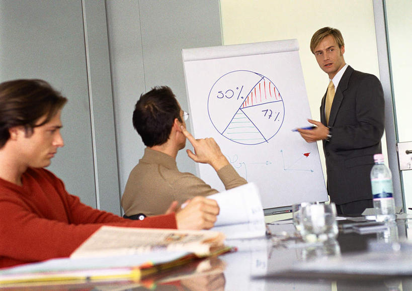 西方人,三个人,同事,商务人士,商务男性,站,坐,横图,室内,白天,正面,衬衫,成功,合作,团队,集体,信心,桌子,欧洲,欧洲人,撑,握,套装,开会,会议,材料,档案,文件,办公桌,墙,领带,拿,拿着,托腮,注视,队伍,墙壁,墙面,白板,瓶子,塑料制品,资料,看,托,站着,塑料瓶,握着,观看,领导,象征,庄重,成就,关注,托下巴,文档,商务装,身份,记录板,合伙,领袖,工薪阶层,记事板,正式,地位,男人,男性,年轻男性,白种人,白领,上班族,站立,坐着,半身,彩图,衬衣