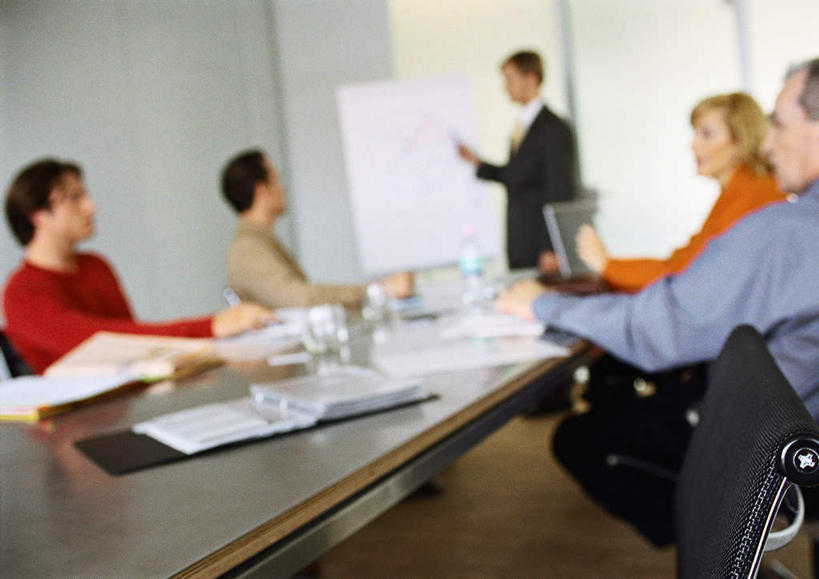 西方人,同事,商务人士,商务男性,商务女性,站,坐,横图,室内,白天,正面,衬衫,成功,合作,团队,集体,信心,电脑,笔记本电脑,桌子,椅子,欧洲,欧洲人,五个人,撑,握,套装,开会,朦胧,模糊,会议,网络,材料,档案,文件,办公桌,墙,领带,许多人,拿,拿着,托腮,注视,通讯设备,队伍,墙壁,墙面,白板,瓶子,塑料制品,资料,看,托,站着,一群人,塑料瓶,握着,观看,无线,领导,象征,庄重,成就,关注,托下巴,文档,通信设备,商务装,身份,无线网络,记录板,合伙,领袖,无线上网,便携式电脑,工薪阶层,记事板,正式,地位,手提电脑,男人,男性,年轻男性,年轻女性,女人,女性,白种人,白领,上班族,站立,坐着,半身,彩图,衬衣