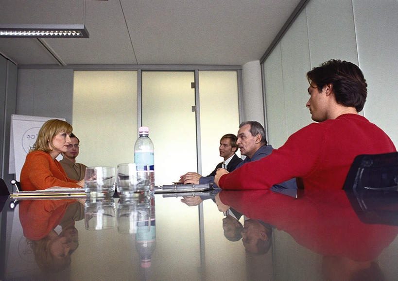 西方人,商务人士,商务男性,商务女性,坐,说,横图,室内,白天,仰视,衬衫,讨论,窗户,天花板,桌子,椅子,照明,欧洲,欧洲人,五个人,握,套装,开会,会议,材料,档案,文件,办公桌,灯光,许多人,拿,拿着,注视,顶灯,玻璃窗,灯,白板,瓶子,塑料制品,资料,灯具,看,一群人,塑料瓶,握着,观看,照亮,照明设备,关注,文档,商务装,记录板,工薪阶层,记事板,交流,男人,男性,年轻男性,年轻女性,女人,女性,中年男性,白种人,白领,上班族,沟通,讲话,交谈,商讨,说话,谈话,坐着,半身,彩图,低角度拍摄,衬衣