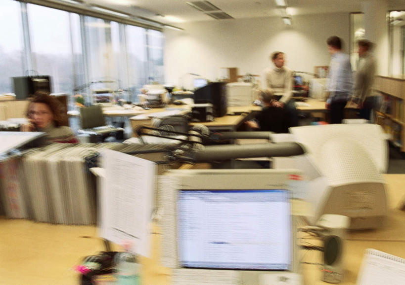 西方人,四个人,同事,商务人士,商务男性,商务女性,坐,举,说,横图,室内,白天,正面,衬衫,讨论,成功,合作,团队,集体,信心,电脑,显示器,鼠标,键盘,窗户,天花板,桌子,椅子,欧洲,欧洲人,握,套装,朦胧,模糊,网络,材料,档案,文件,办公桌,拿,拿着,输入设备,通讯设备,队伍,玻璃窗,资料,托,台式电脑,握着,领导,成就,文档,通信设备,商务装,合伙,领袖,工薪阶层,输出设备,交流,男人,男性,年轻男性,年轻女性,女人,女性,白种人,白领,上班族,沟通,讲话,交谈,举着,商讨,说话,谈话,向上举,向上伸,向上托,坐着,半身,彩图,衬衣