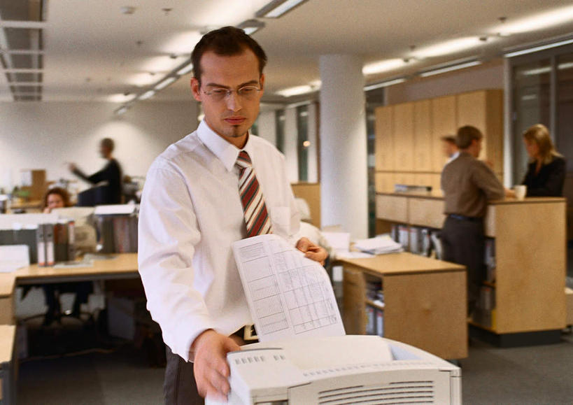 西方人,同事,商务人士,商务男性,商务女性,站,说,横图,室内,白天,正面,衬衫,讨论,成功,合作,团队,集体,信心,打印机,窗户,柜子,落地窗,天花板,桌子,椅子,照明,欧洲,欧洲人,套装,材料,档案,文件,眼镜,办公桌,灯光,领带,许多人,注视,队伍,顶灯,玻璃窗,相视,灯,资料,灯具,看,站着,一群人,面对面,复印机,对视,照亮,领导,象征,庄重,照明设备,成就,关注,文档,相对,商务装,身份,合伙,领袖,近视眼镜,档案柜,工薪阶层,相看,正式,地位,交流,男人,男性,年轻男性,年轻女性,女人,女性,白种人,白领,上班族,沟通,讲话,交谈,商讨,说话,谈话,站立,半身,彩图,衬衣