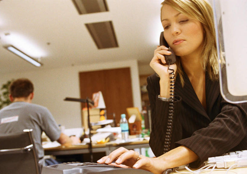 西方人,两个人,同事,商务人士,商务男性,商务女性,坐,举,打电话,横图,室内,白天,仰视,衬衫,成功,合作,团队,集体,信心,电脑,显示器,鼠标,键盘,植物,门,天花板,桌子,电话,椅子,照明,欧洲,欧洲人,握,套装,网络,盆栽,办公桌,灯光,盆景,拿,拿着,注视,输入设备,通讯设备,队伍,顶灯,灯,绿色,自然,话筒,灯具,门框,看,托,电话线,台式电脑,握着,生长,成长,观看,照亮,领导,照明设备,成就,关注,通信设备,商务装,合伙,领袖,工薪阶层,输出设备,交流,男人,男性,年轻男性,年轻女性,女人,女性,白种人,白领,上班族,电话机,沟通,举着,通话,向上举,向上伸,向上托,坐着,半身,彩图,低角度拍摄,衬衣