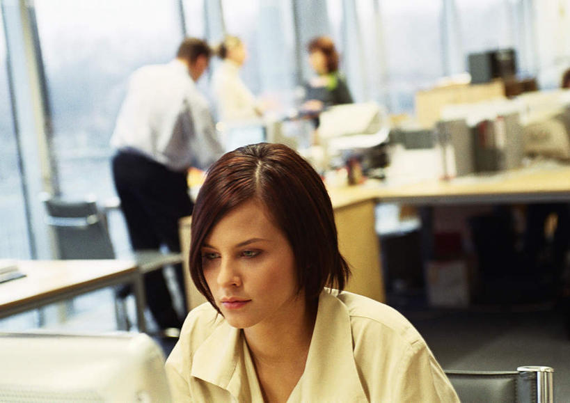 西方人,四个人,同事,商务人士,商务男性,商务女性,站,坐,横图,室内,白天,正面,衬衫,成功,合作,团队,集体,信心,电脑,显示器,鼠标,键盘,窗户,落地窗,天花板,桌子,椅子,照明,欧洲,欧洲人,套装,网络,材料,档案,文件,办公桌,灯光,注视,输入设备,通讯设备,队伍,顶灯,玻璃窗,灯,资料,灯具,看,站着,台式电脑,观看,照亮,领导,照明设备,成就,关注,文档,通信设备,商务装,合伙,领袖,工薪阶层,输出设备,男人,男性,年轻男性,年轻女性,女人,女性,白种人,白领,上班族,站立,坐着,半身,彩图,衬衣