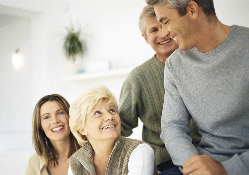 西方人,四个人,家庭,坐,笑,微笑,露齿笑,横图,室内,白天,正面,植物,沙发,照明,欧洲,欧洲人,朦胧,模糊,壁灯,盆栽,墙,灯光,盆景,注视,墙壁,墙面,灯,绿色,自然,灯具,低头,看,温暖,温馨,一家人,生长,成长,观看,照亮,和睦,照明设备,关注,布艺沙发,老年男性,老年女性,男人,男性,年轻女性,女人,女性,中年男性,白种人,抬头,仰头,坐着,半身,彩图,融洽