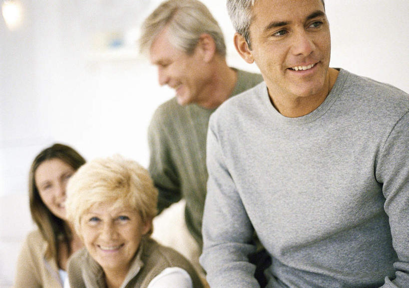 西方人,四个人,家庭,坐,笑,微笑,露齿笑,横图,室内,白天,正面,植物,沙发,照明,欧洲,欧洲人,朦胧,模糊,壁灯,盆栽,墙,灯光,盆景,注视,墙壁,墙面,灯,绿色,自然,灯具,低头,看,温暖,温馨,一家人,生长,成长,观看,照亮,和睦,照明设备,关注,布艺沙发,老年男性,老年女性,男人,男性,年轻女性,女人,女性,中年男性,白种人,抬头,仰头,坐着,半身,彩图,融洽