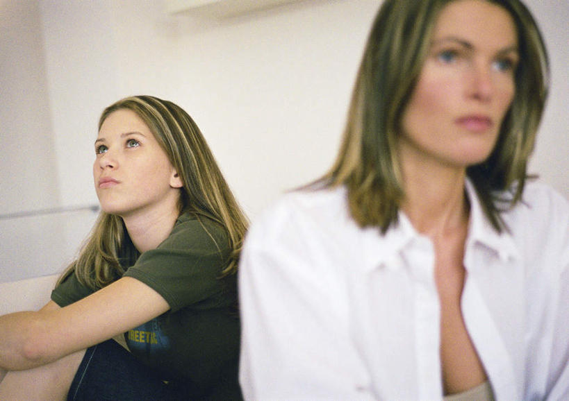 西方人,两个人,家庭,母亲,女儿,坐,横图,室内,特写,白天,正面,门,照明,欧洲,欧洲人,壁灯,墙,灯光,注视,墙壁,墙面,灯,灯具,门框,看,温暖,温馨,母女,一家人,母爱,观看,照亮,和睦,照明设备,关注,年轻女性,女人,女性,中年男性,白种人,坐着,半身,彩图,融洽