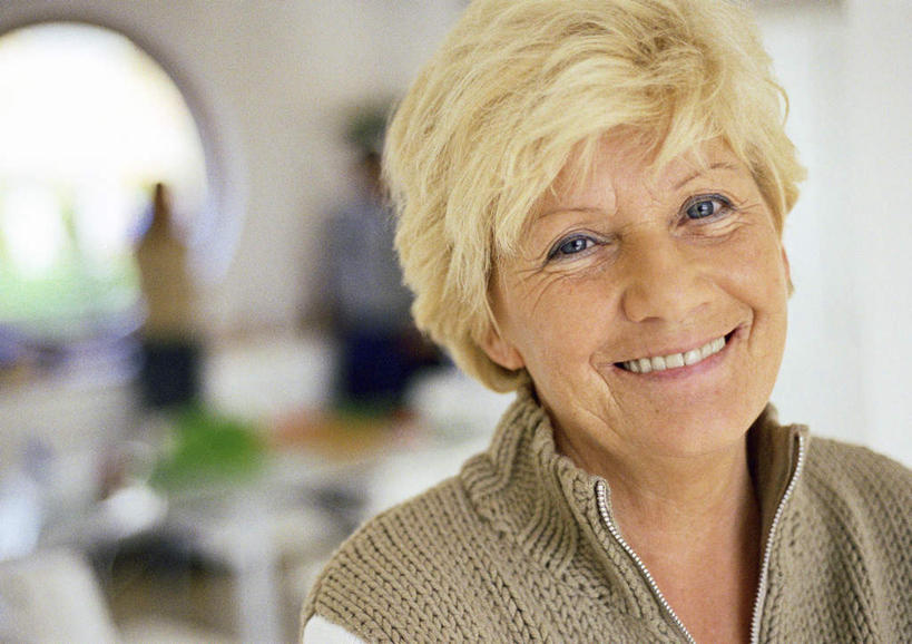 西方人,一个人,站,笑,微笑,露齿笑,横图,室内,特写,白天,正面,地板,门,欧洲,欧洲人,仅一个女性,仅一个人,朦胧,模糊,墙,地面,注视,木地板,墙壁,墙面,门框,看,站着,仅一个老年女性,观看,关注,老年女性,女人,女性,白种人,站立,半身,彩图