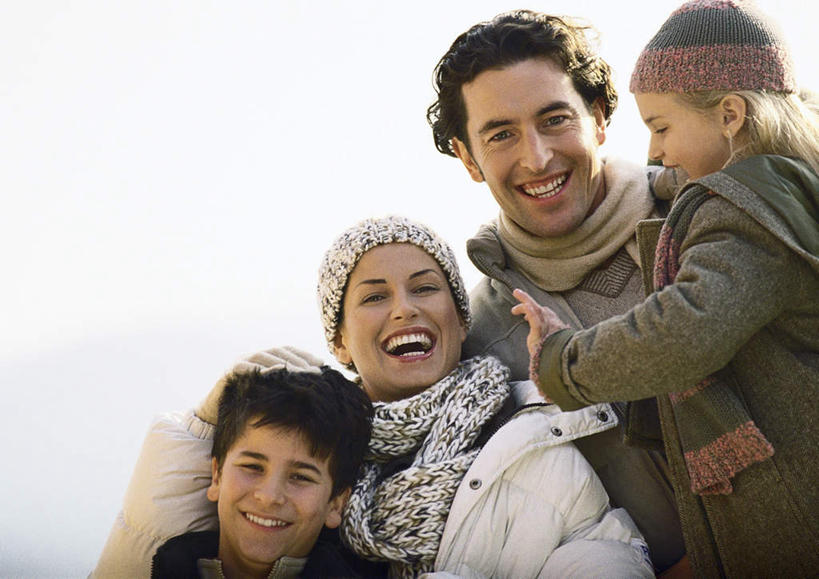 西方人,儿童,四个人,家庭,站,举,抱,笑,摸,微笑,露齿笑,横图,室外,白天,正面,纯洁,欧洲,欧洲人,抚摸,注视,小孩,蓝色,蓝天,天空,天,看,托,站着,温暖,温馨,一家人,可爱,童年,童趣,晴朗,抱着,观看,和睦,搂着,关注,童真,烂漫,无邪,万里无云,天真,男孩,男人,男性,女孩,女人,女性,中年男性,中年女性,白种人,晴空,晴空万里,触摸,怀抱,接触,举着,搂,搂抱,相抱,向上举,向上伸,向上托,拥抱,站立,半身,彩图,融洽,男生,女生