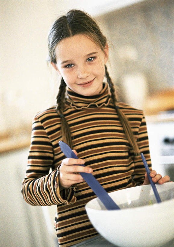 西方人,儿童,一个人,站,笑,微笑,竖图,室内,白天,正面,纯洁,餐桌,柜子,桌子,欧洲,欧洲人,仅一个女性,仅一个人,握,墙,拿,拿着,注视,墙壁,墙面,小孩,橱柜,碗,观察,看,站着,仅一个小孩,搅拌棒,可爱,童年,童趣,握着,餐台,观看,察看,关注,童真,烂漫,无邪,天真,女孩,女人,女性,白种人,孩子,站立,半身,彩图,女生