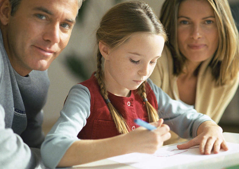 西方人,儿童,三个人,家庭,母亲,父亲,女儿,坐,笑,微笑,横图,室内,白天,正面,纯洁,植物,欧洲,欧洲人,握,写,笔,盆栽,纸,墙,办公用品,盆景,拿,拿着,注视,墙壁,墙面,文具,小孩,绿色,自然,学习用品,看,温暖,温馨,父女,母女,三口之家,一家人,父爱,可爱,母爱,童年,童趣,握着,生长,成长,观看,文具用品,和睦,关注,童真,烂漫,无邪,天真,男人,男性,年轻男性,年轻女性,女孩,女人,女性,白种人,孩子,年轻人,画纸,坐着,半身,彩图,融洽,女生