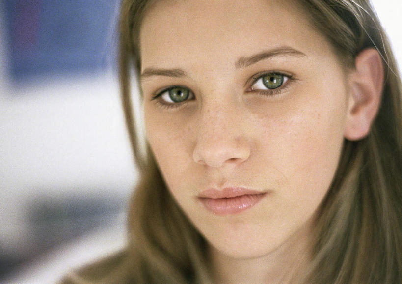 西方人,脸,头,脸颊,一个人,站,横图,室内,特写,白天,正面,窗户,欧洲,欧洲人,仅一个年轻女性,仅一个女性,仅一个人,注视,玻璃窗,看,站着,观看,关注,年轻女性,女人,女性,白种人,头部,脸部,脸蛋,面部,站立,半身,彩图