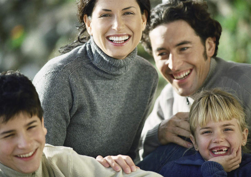 西方人,儿童,四个人,家庭,坐,抱,笑,微笑,露齿笑,横图,室外,白天,正面,纯洁,树林,植物,欧洲,欧洲人,撑,托腮,注视,树,树木,小孩,绿色,自然,看,靠,靠着,托,倚靠,温暖,温馨,一家人,可爱,童年,童趣,生长,成长,抱着,观看,和睦,搂着,倚着,关注,托下巴,童真,烂漫,无邪,天真,男孩,男人,男性,女孩,女人,女性,中年男性,中年女性,白种人,怀抱,搂,搂抱,相抱,拥抱,坐着,半身,彩图,融洽,男生,女生