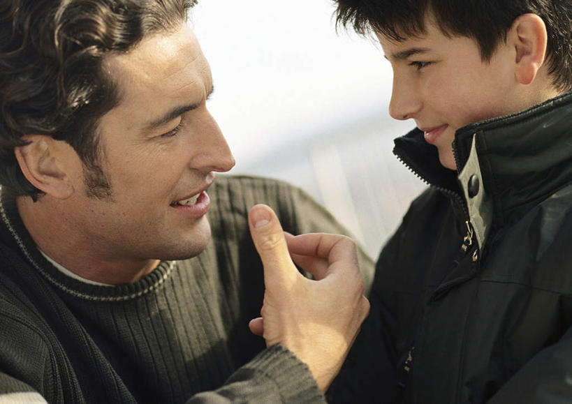 西方人,儿童,两个人,家庭,父亲,儿子,站,坐,举,笑,说,微笑,横图,室外,白天,正面,讨论,纯洁,欧洲,欧洲人,阴影,光线,影子,小孩,蓝色,蓝天,天空,阳光,天,托,站着,温暖,温馨,父子,一家人,父爱,可爱,童年,童趣,晴朗,和睦,童真,烂漫,无邪,万里无云,交流,天真,男孩,男人,男性,年轻男性,白种人,晴空,晴空万里,沟通,讲话,交谈,举着,商讨,说话,谈话,向上举,向上伸,向上托,站立,坐着,半身,彩图,融洽,男生