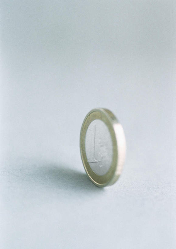 无人,竖图,俯视,室内,特写,白天,白色背景,钱,静物,阴影,反射,钱币,影子,欧元,一个,金融,摄影,影棚,经济,单个,流通,贸易,货币,现金,硬币,彩图,高角度拍摄,影棚拍摄,拍摄