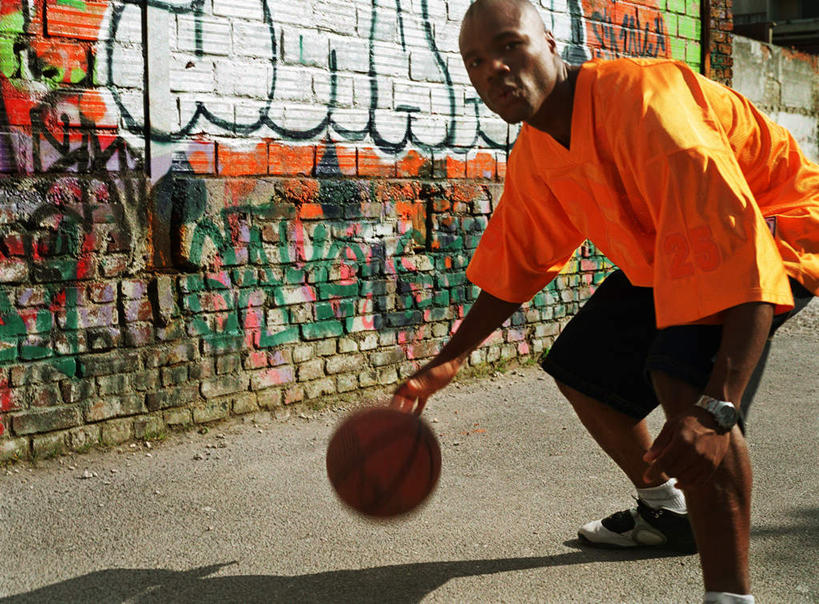 西方人,一个人,蹲,横图,室外,白天,正面,锻炼,运动,篮球,欧洲,非洲,黑人,欧洲人,仅一个男性,仅一个人,阴影,光线,影子,墙,篮球装备,地面,注视,运动器械,墙壁,墙面,仅一个年轻男性,阳光,看,健身器械,观看,拍打,关注,室外运动,健身器材,户外运动,篮球运动,男人,男性,年轻男性,非洲人,蹲着,半身,彩图,健身,涂鸦,运动器材