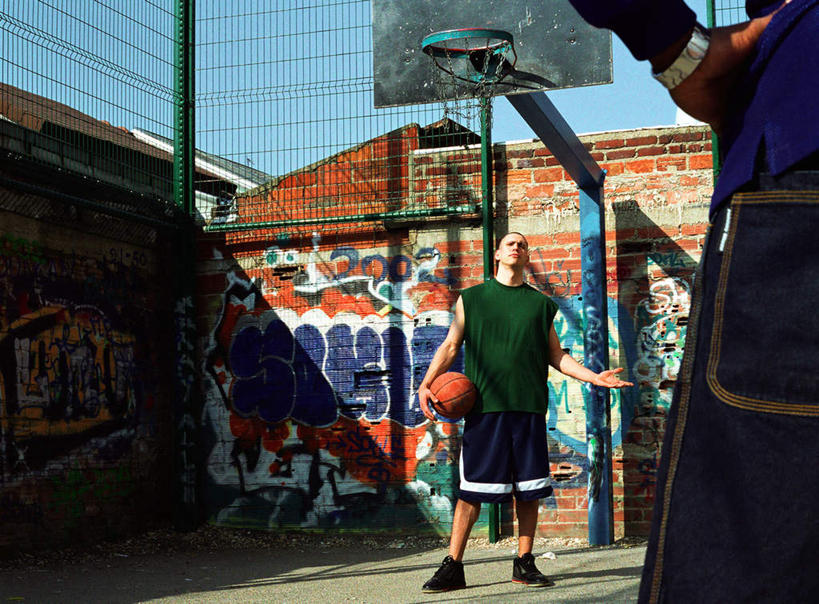 西方人,两个人,伙伴,朋友,栏杆,站,抱,横图,室外,白天,正面,锻炼,友谊,成功,运动,合作,团队,集体,信心,篮球,欧洲,非洲,黑人,欧洲人,握,阴影,光线,篮球架,篮球框,影子,墙,围栏,篮球装备,速度,拿,拿着,注视,运动器械,手叉腰,队伍,护栏,墙壁,墙面,蓝色,蓝天,天空,阳光,天,叉腰,看,站着,健身器械,力量,平衡,握着,晴朗,抱着,观看,协调,搂着,双手叉腰,成就,关注,室外运动,健身器材,户外运动,灵敏,合伙,篮球运动,柔韧,万里无云,耐力,体育,友情,男人,男性,年轻男性,白种人,非洲人,晴空,晴空万里,搂,搂抱,站立,彩图,全身,健身,涂鸦,运动器材