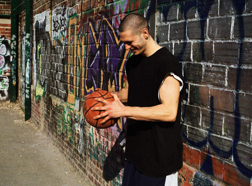 西方人,一个人,举,笑,微笑,露齿笑,横图,室外,白天,侧面,锻炼,运动,篮球,欧洲,欧洲人,仅一个男性,仅一个人,握,阴影,光线,影子,墙,篮球装备,地面,拿,拿着,注视,运动器械,墙壁,墙面,仅一个年轻男性,阳光,看,托,健身器械,握着,观看,关注,室外运动,健身器材,户外运动,篮球运动,男人,男性,年轻男性,白种人,举着,向上举,向上伸,向上托,半身,彩图,健身,涂鸦,运动器材