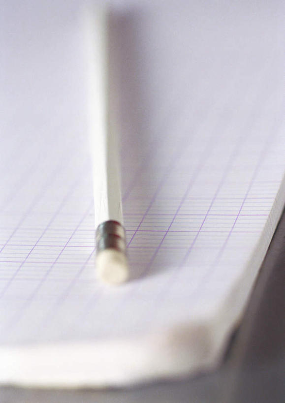 无人,竖图,俯视,室内,白天,桌面,桌子,一排,整齐,笔,方格,格子,办公用品,记事本,文具,排列,白色,本子,笔记本,铅笔,学习用品,文具用品,一支,队列,彩图,高角度拍摄