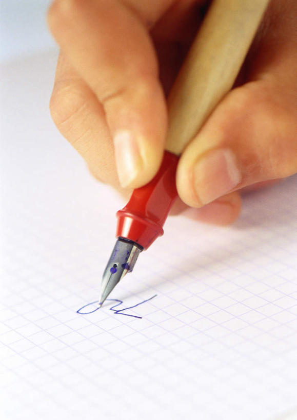 西方人,手,一个人,竖图,俯视,室内,特写,白天,桌面,桌子,欧洲,欧洲人,仅一个年轻女性,仅一个女性,仅一个人,握,写,笔,纸,办公用品,钢笔,拿,拿着,文具,学习用品,手部,握着,文具用品,一支,年轻女性,女人,女性,白种人,半身,彩图,高角度拍摄