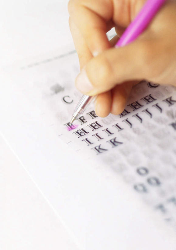 西方人,手,一个人,竖图,俯视,室内,特写,白天,欧洲,欧洲人,仅一个年轻女性,仅一个女性,仅一个人,握,写,英文,笔,标志,文字,纸,字符,字母,办公用品,钢笔,拿,拿着,标识,文具,学习用品,手部,握着,英文字母,文具用品,一支,年轻女性,女人,女性,白种人,半身,彩图,高角度拍摄