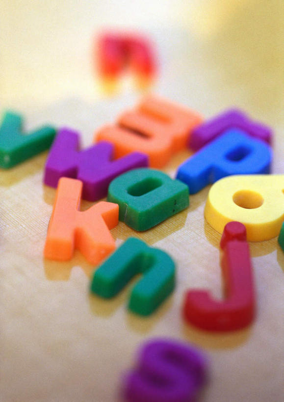 无人,竖图,俯视,彩色,室内,特写,白天,游戏,桌子,静物,玩具,许多,标志,文字,字符,字母,办公用品,玩,娱乐,标识,书桌,文具,课桌,橡皮,学习用品,休闲,益智,活动,文具用品,发泄,消遣,智力,宣泄,玩耍,嬉戏,彩图,高角度拍摄