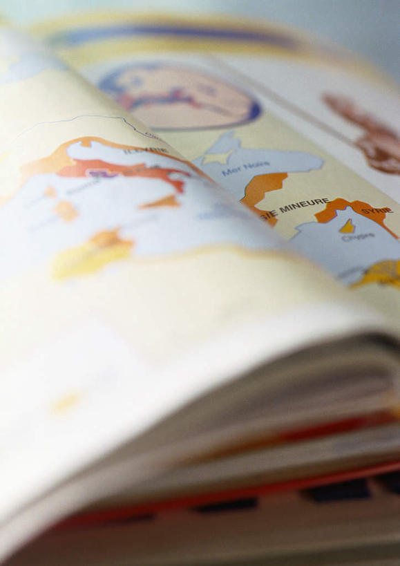 无人,竖图,俯视,室内,特写,白天,桌子,道路,静物,地图,书籍,朦胧,模糊,信息,办公用品,交通,方向,书桌,文具,课桌,学习用品,引导,指引,文具用品,书,图书,彩图,高角度拍摄,导航