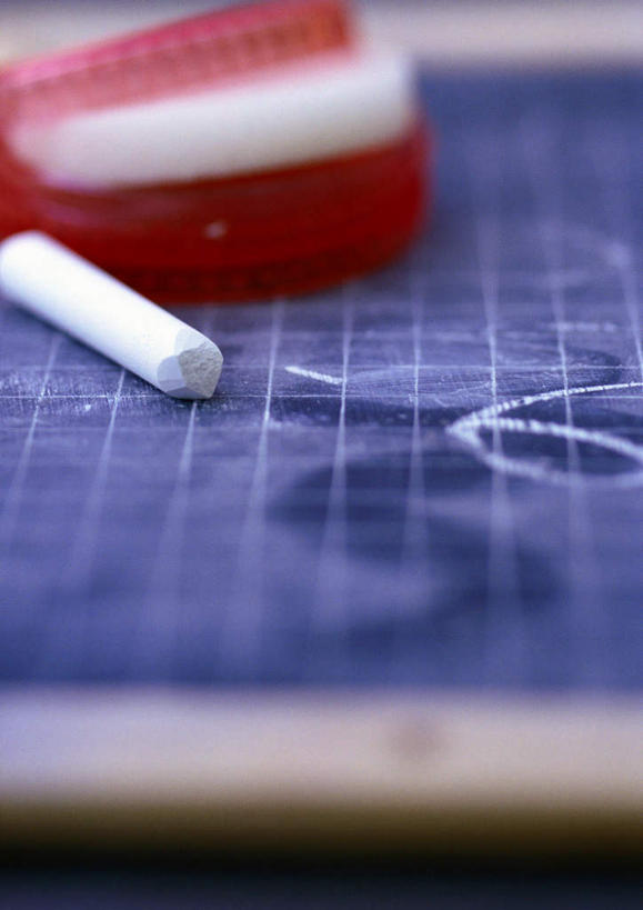 无人,竖图,俯视,室内,特写,白天,桌子,静物,一根,计算,笔,方格,格子,工具,数字,书桌,盒子,红色,粉笔,课桌,学习用品,黑板,教学,阿拉伯数字,文具用品,数学,记录板,记事板,耐磨,白垩,教学黑板,彩图,高角度拍摄