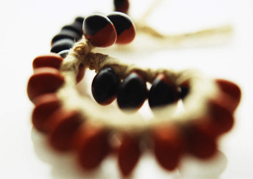 无人,横图,俯视,室内,特写,白天,白色背景,桌面,桌子,静物,一串,一排,许多,朦胧,模糊,整齐,珠子,美丽,排列,健康,摄影,手镯,影棚,工艺,吉祥,队列,彩图,高角度拍摄,影棚拍摄,拍摄