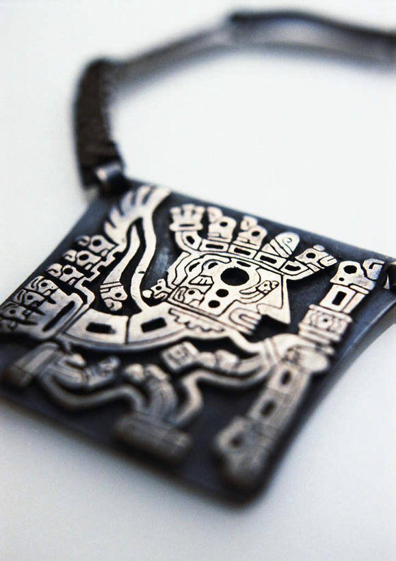 无人,竖图,俯视,室内,特写,白天,白色背景,桌面,桌子,静物,项链,雕塑,朦胧,模糊,艺术,装饰,雕刻,雕像,一个,工艺品,摄影,影棚,单个,纪念,美术,主题,陈列,功能,美学,彩图,高角度拍摄,影棚拍摄,拍摄