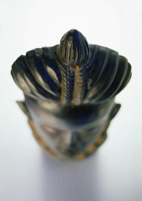 无人,竖图,室内,特写,白天,白色背景,正面,石头,桌面,桌子,静物,雕塑,朦胧,模糊,艺术,装饰,雕刻,雕像,面具,石子,一个,工艺品,摄影,影棚,单个,纪念,美术,主题,陈列,功能,美学,石块,彩图,影棚拍摄,拍摄