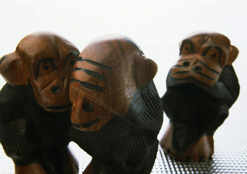 无人,站,抱,横图,室内,特写,白天,白色背景,正面,石头,桌面,桌子,野生动物,猴子,静物,木雕,雕塑,一排,艺术,整齐,装饰,木制,雕刻,雕像,石子,排列,三个,动物,模型,木制品,工艺品,站着,可爱,摄影,活泼,影棚,抱着,纪念,美术,搂着,队列,主题,陈列,功能,美学,石块,怀抱,搂,搂抱,相抱,拥抱,站立,彩图,影棚拍摄,拍摄