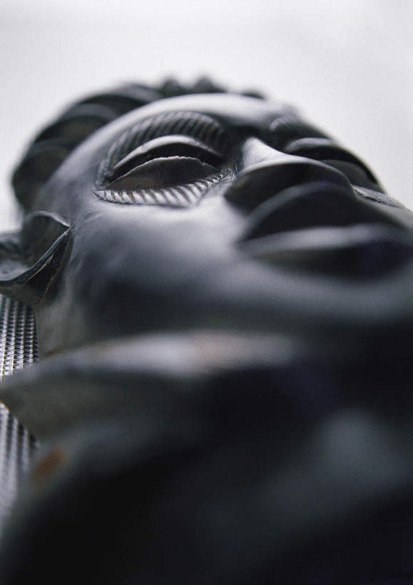 西方人,头,一个人,竖图,俯视,室内,特写,白天,白色背景,桌面,桌子,静物,雕塑,欧洲,非洲,黑人,欧洲人,仅一个男性,仅一个人,朦胧,模糊,艺术,装饰,雕刻,雕像,面具,仅一个年轻男性,一个,模型,工艺品,摄影,影棚,单个,纪念,美术,主题,陈列,功能,美学,男人,男性,年轻男性,非洲人,头部,半身,彩图,高角度拍摄,影棚拍摄,拍摄