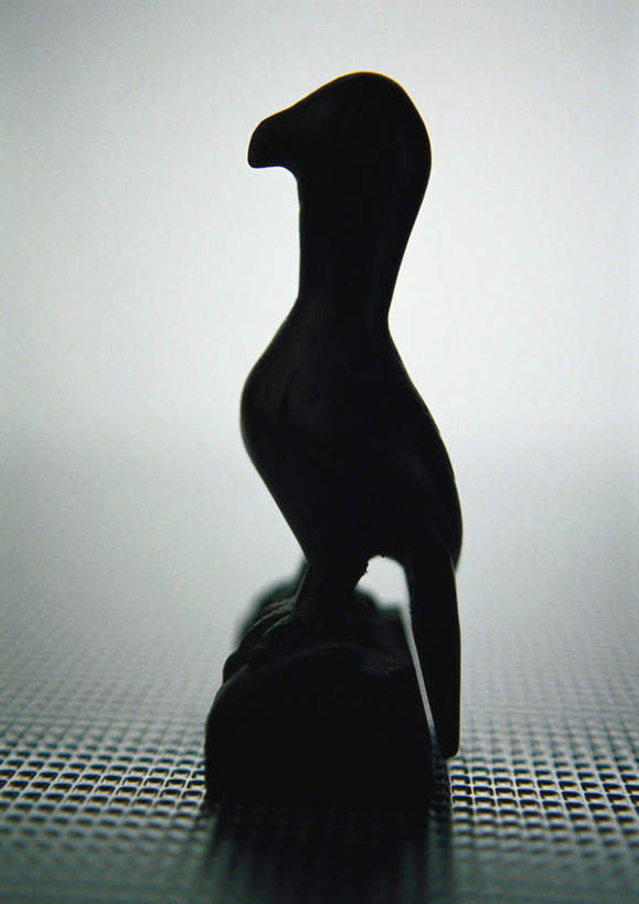 无人,竖图,室内,特写,白天,白色背景,侧面,桌面,桌子,鸟,野生动物,静物,雕塑,艺术,装饰,鸟类,雕刻,雕像,背光,一只,动物,工艺品,可爱,摄影,活泼,影棚,纪念,美术,主题,逆光,陈列,功能,美学,彩图,影棚拍摄,拍摄