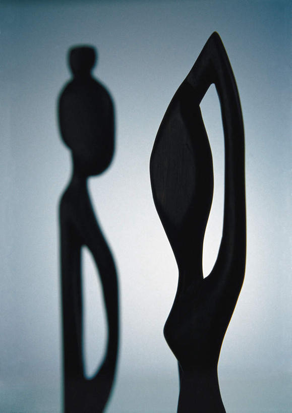 无人,两个人,站,举,竖图,室内,特写,白天,正面,静物,雕塑,灰色背景,艺术,装饰,雕刻,雕像,背光,工艺品,托,站着,摄影,影棚,纪念,美术,主题,逆光,陈列,功能,美学,男人,男性,年轻男性,年轻女性,女人,女性,举着,向上举,向上伸,向上托,站立,半身,彩图,影棚拍摄,拍摄