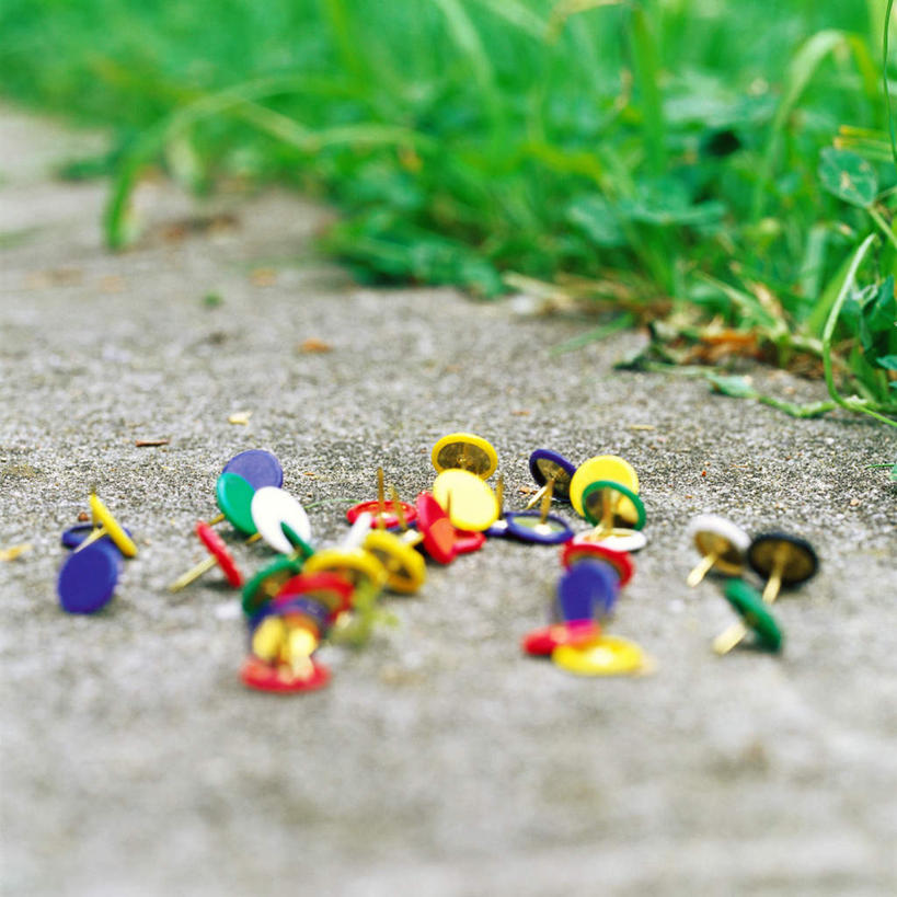 无人,方图,俯视,室外,特写,白天,草地,草坪,植物,生活用品,道路,路,静物,一堆,许多,堆叠,堆积,朦胧,模糊,小路,办公用品,交通,文具,草,绿色,学习用品,日用品,图钉,堆,文具用品,彩图,高角度拍摄