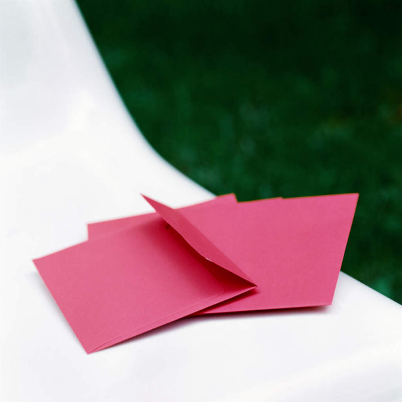 无人,方图,俯视,室外,特写,白天,草地,草坪,植物,桌面,桌子,静物,许多,朦胧,模糊,传递,信息,信封,邮件,联系,草,红色,绿色,白色,联络,邮递,通信,信件,邮政,彩图,高角度拍摄