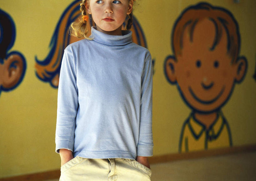 西方人,儿童,一个人,站,横图,室内,白天,正面,纯洁,欧洲,欧洲人,仅一个女性,仅一个人,墙,注视,墙壁,墙面,小孩,看,站着,仅一个小孩,可爱,童年,童趣,观看,关注,童真,烂漫,无邪,双手抄兜,双手放兜,天真,女孩,女人,女性,白种人,孩子,插兜,两手抄兜,两手放兜,手插兜,手放口袋,站立,半身,彩图,女生,手抄兜