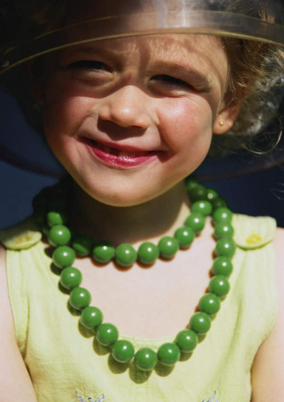 西方人,儿童,脸,头,脸颊,一个人,站,笑,微笑,竖图,室外,特写,白天,正面,纯洁,帽子,项链,欧洲,欧洲人,仅一个女性,仅一个人,阴影,光线,影子,珠子,注视,小孩,绿色,阳光,遮阳帽,看,站着,仅一个小孩,可爱,童年,童趣,观看,关注,童真,烂漫,无邪,天真,女孩,女人,女性,白种人,孩子,头部,脸部,脸蛋,面部,站立,半身,彩图,女生