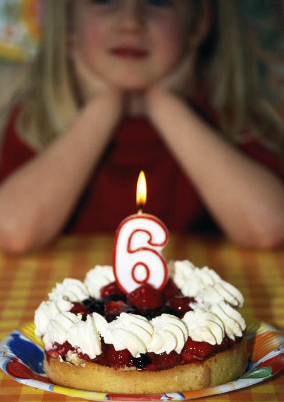 点心,西方人,儿童,一个人,坐,竖图,室内,白天,正面,生日,下午茶,纯洁,餐桌,桌面,桌子,蜡烛,欧洲,欧洲人,仅一个女性,仅一个人,撑,标志,火焰,数字,文字,烛光,字符,食品,燃烧,托腮,标识,食物,糕点,小孩,点燃,托,仅一个小孩,可爱,童年,童趣,阿拉伯数字,餐台,托下巴,童真,烂漫,无邪,天真,女孩,女人,女性,白种人,孩子,坐着,半身,彩图,蛋糕,女生