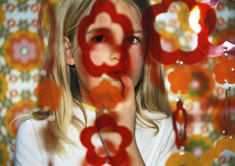 西方人,儿童,一个人,站,举,横图,室内,白天,正面,纯洁,窗帘,欧洲,欧洲人,仅一个女性,仅一个人,撑,咬,朦胧,模糊,装饰,托腮,注视,小孩,看,托,站着,仅一个小孩,可爱,童年,童趣,观看,华丽,修饰,点缀,咬着,关注,托下巴,童真,烂漫,无邪,帘幕,衬托,美观,雅致,雅观,天真,女孩,女人,女性,白种人,孩子,举着,向上举,向上伸,向上托,站立,半身,彩图,女生